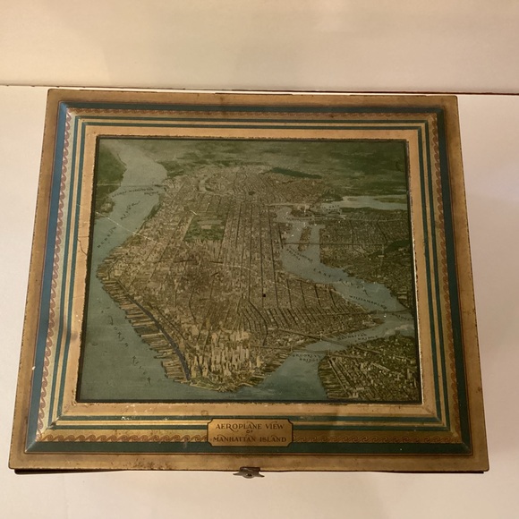 Vintage 1930’s Biscuit Tin Aeroplane View Of Manhattan Island hinged box - Picture 2 of 12
